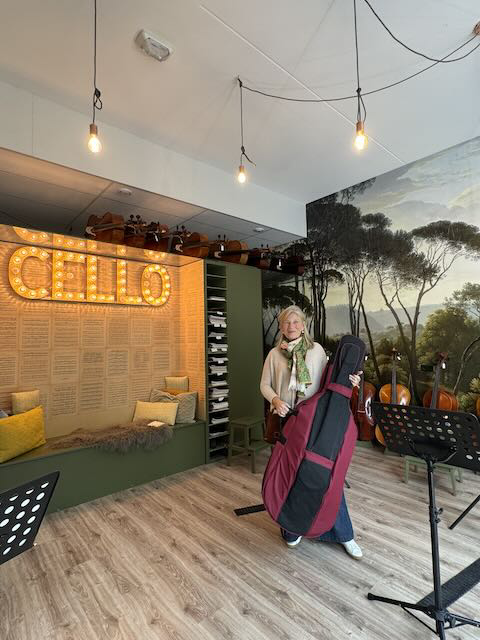 Volwassen cursisten en huurders bij Celloverhuur.nl tijdens celloles, proefles of het uitproberen van een cello in de lesstudio.