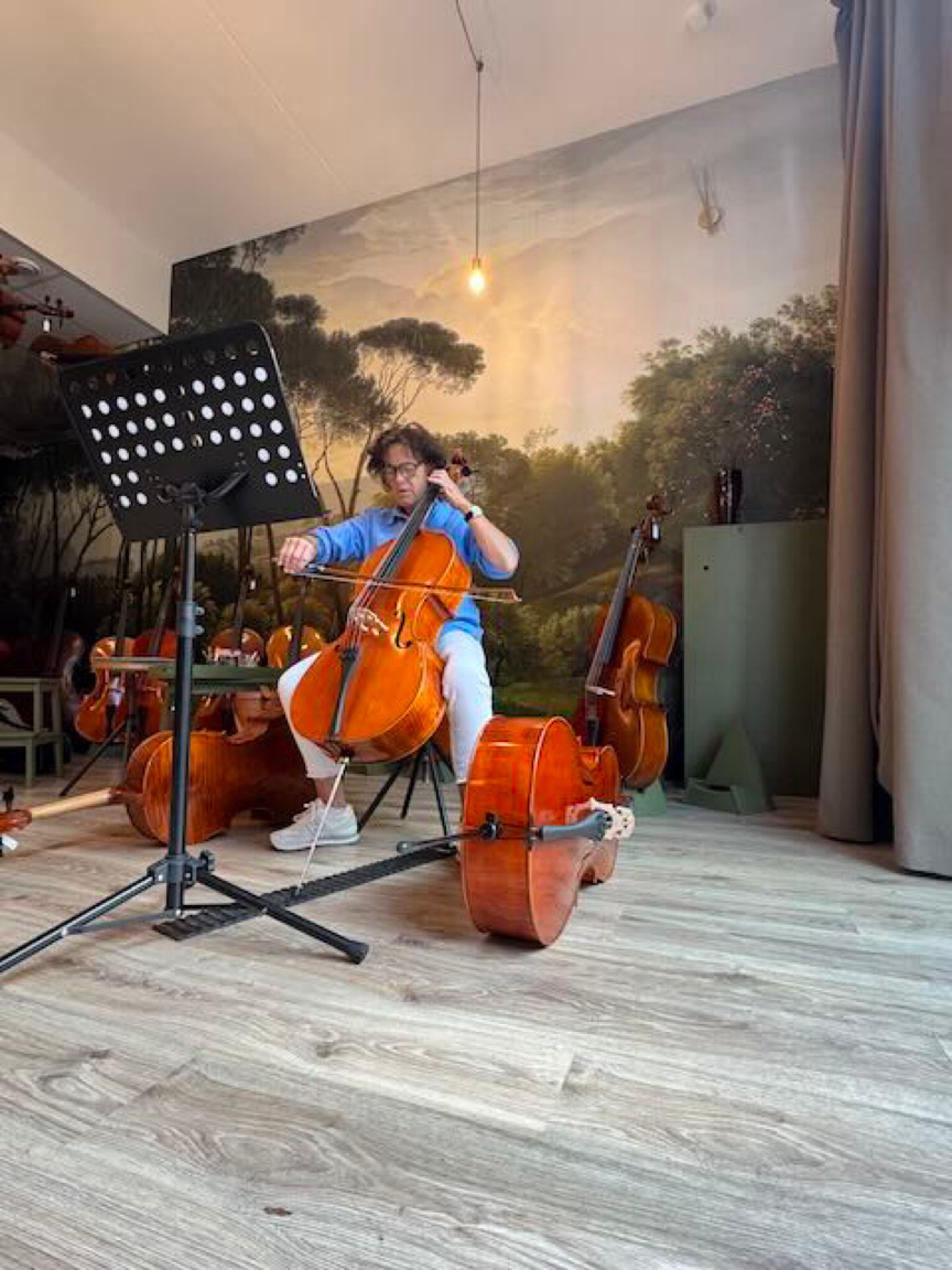 Volwassen cursisten en huurders bij Celloverhuur.nl tijdens celloles, proefles of het uitproberen van een cello in de lesstudio.
